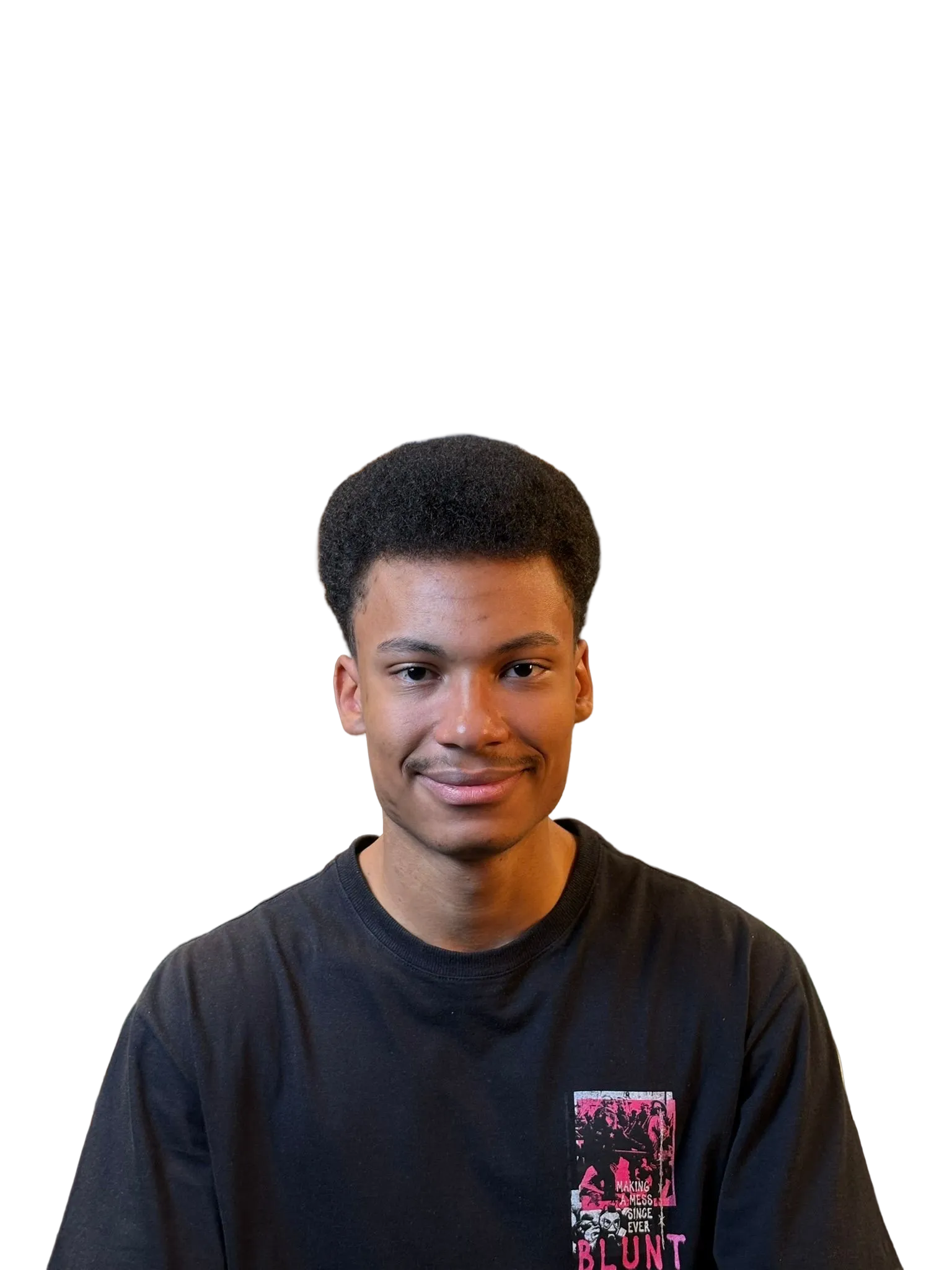 João Paulo, de camiseta preta, sorrindo para a câmera.